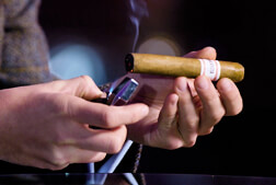 Eine Buena Vista Zigarre mit Araperique Tabak wird angezündet