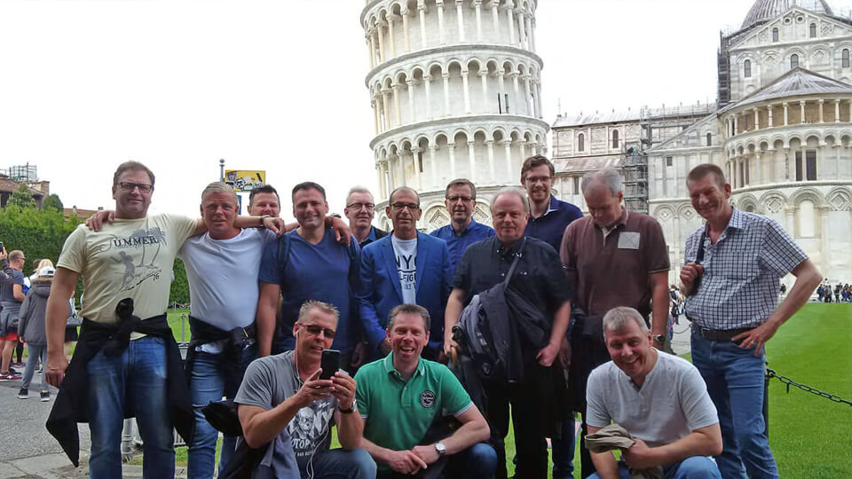 Die Außendienstmitarbeiter von Arnold André vor dem schiefen Turm von Pisa in Italien