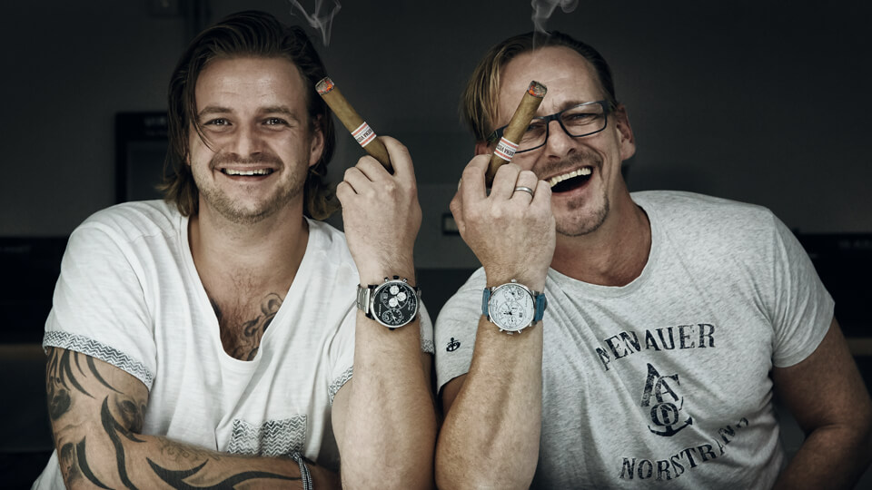 Die Alles-André-Leser Nico Becks und Olaf Möller mit ihren selbstgebauten Uhren