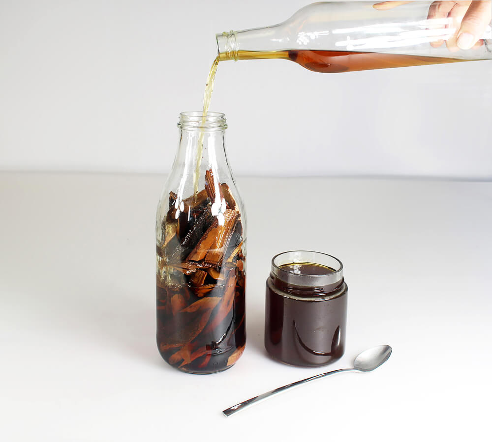 Flasche mit Rum aufgießen und Honig dazumischen