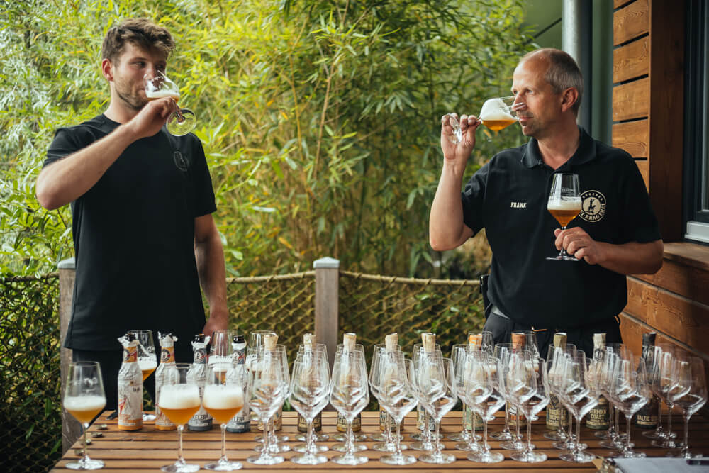 Das Team der Insel-Brauerei bei der Verkostung von Bieren.